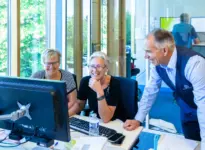 Brummen-drie-mensen-computer