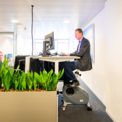 Fietsen achter het bureau