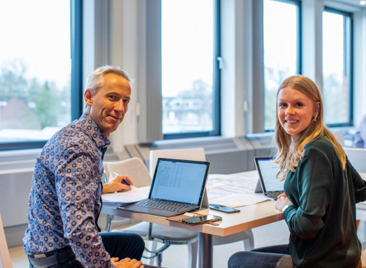 Gemeenteambtenaren zitten gemiddeld 6 uur per dag