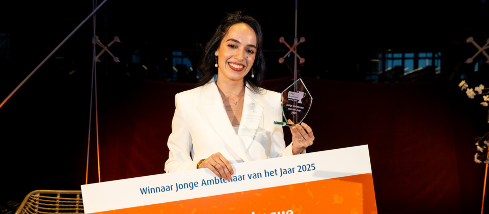 Kaoutar el Oualid is Jonge Ambtenaar van het Jaar 2025