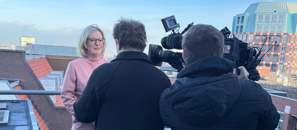 De bouw komt soms al stil te liggen omdat er geen mensen zijn die de bouwvergunning kunnen afgeven.