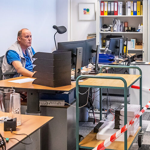 Gemeente medewerker bureau rode linten algemeen 1000