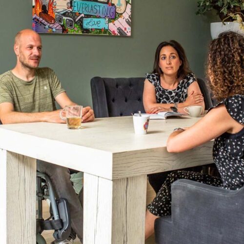 Gesprek rolstoel drie personen 1000