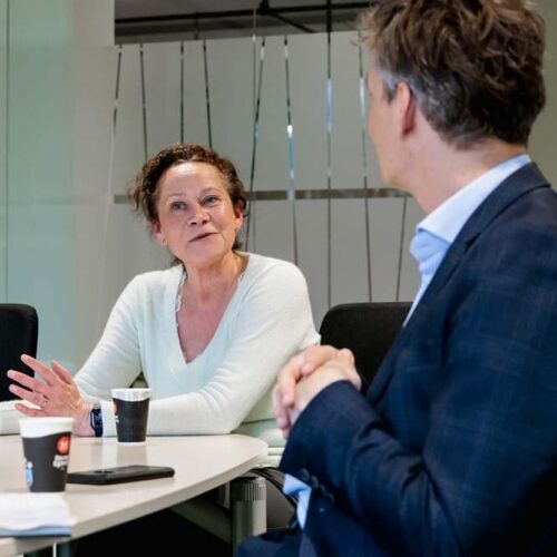 HR adviseur Lingewaard Thea van Rodijnen in gesprek met gemeentesecretaris