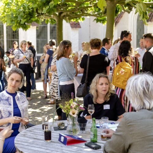 Netwerkevenement groep mensen praten buiten