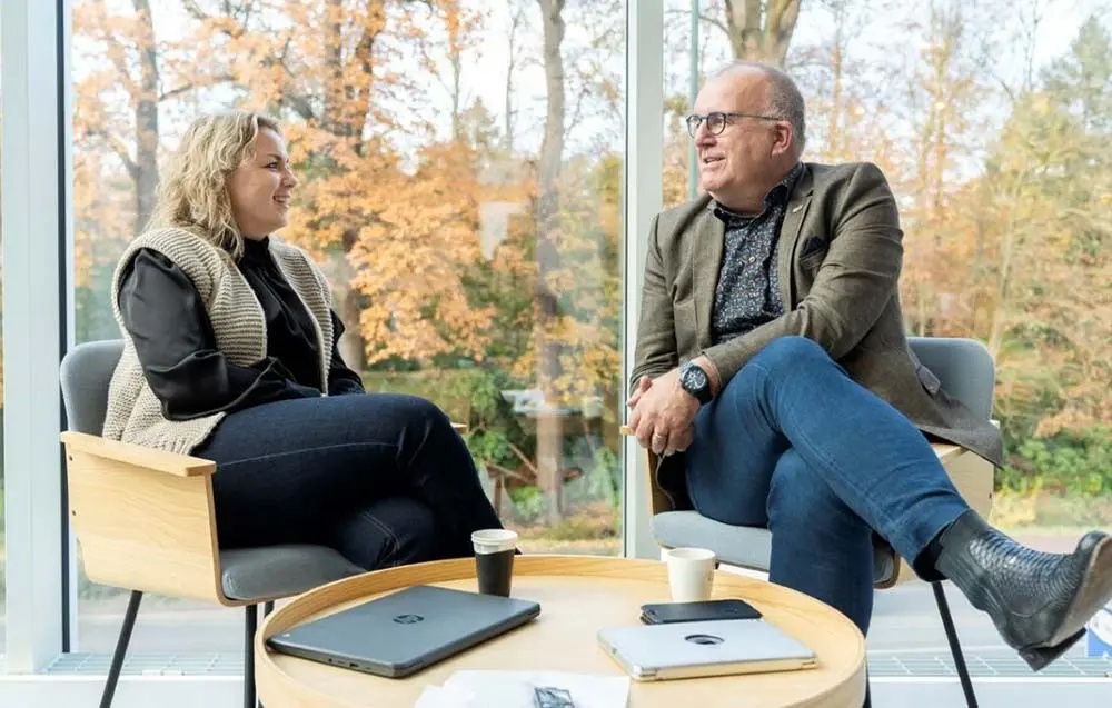 Gemeentesecretaris nick scheltens en beleidsadviseur p o nadine van der werf bij de gemeente geldrop 05 1000