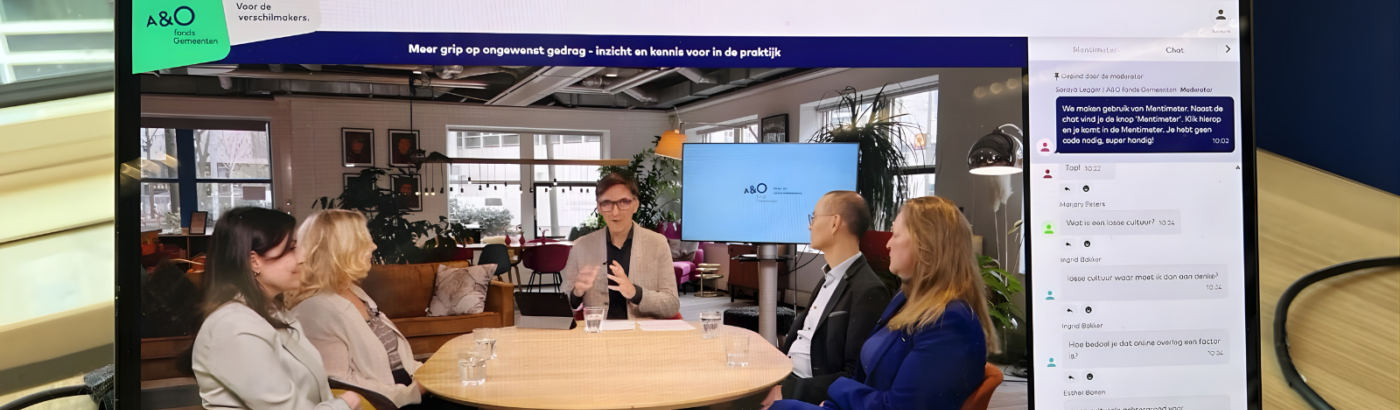 Laptopscherm met in beeld de tafelgasten van het online gesprek