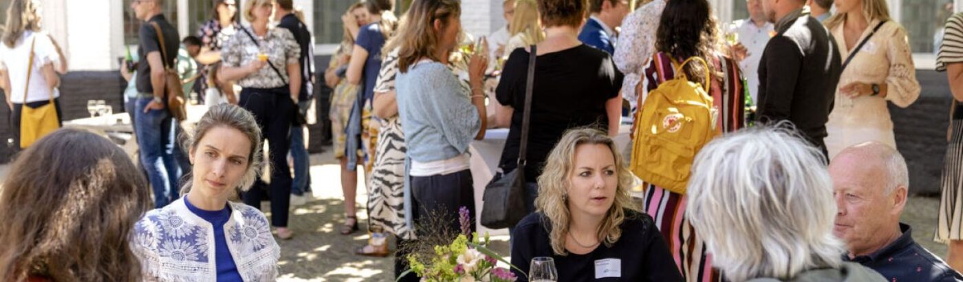 Netwerkevenement groep mensen praten buiten