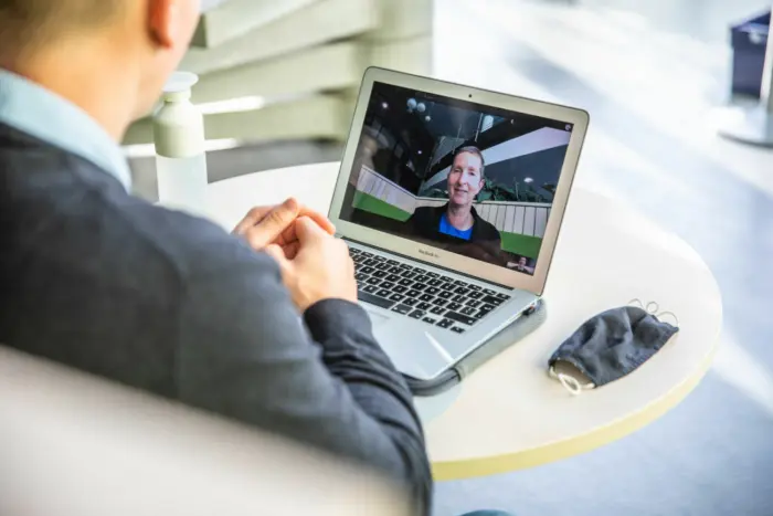 Laptop videobellen mondkapje 1400