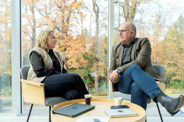 Gemeentesecretaris nick scheltens en beleidsadviseur p o nadine van der werf bij de gemeente geldrop 05