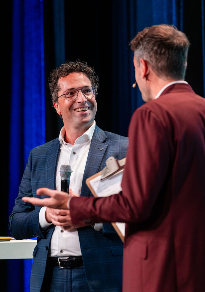 Directeur Jeroen van Gool en dagvoorzitter Nathan de Groot Inspiratiedag Arbeidsmarkt 2025 O0061 1000