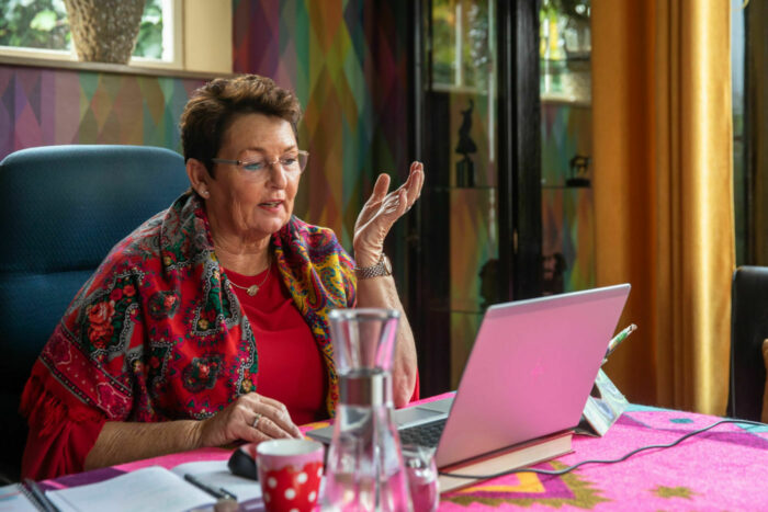 Thuiswerken Etten-Leur Dame achter laptop Thuiswerken Etten-Leur Dame achter laptop