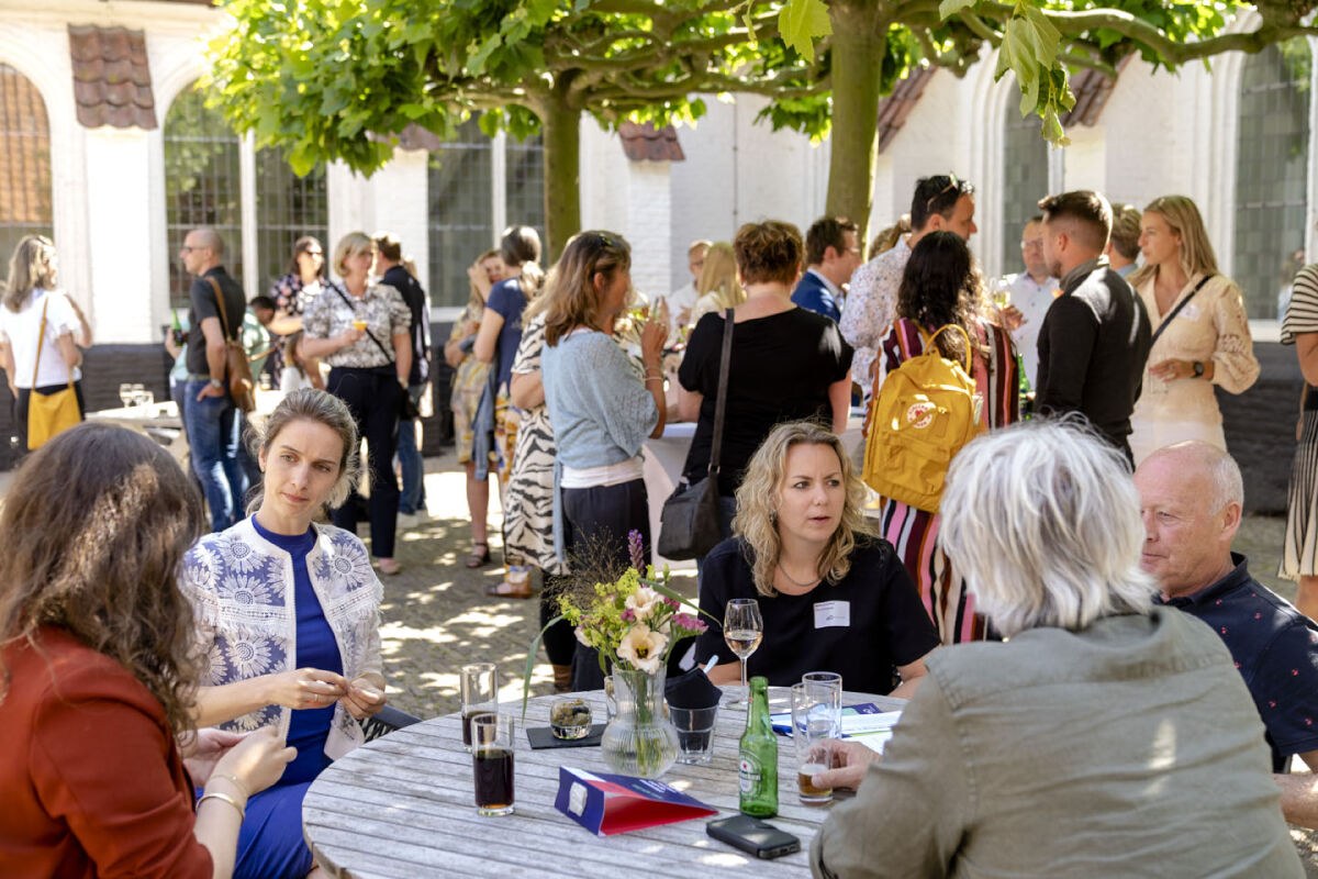 Netwerkevenement groep mensen praten buiten